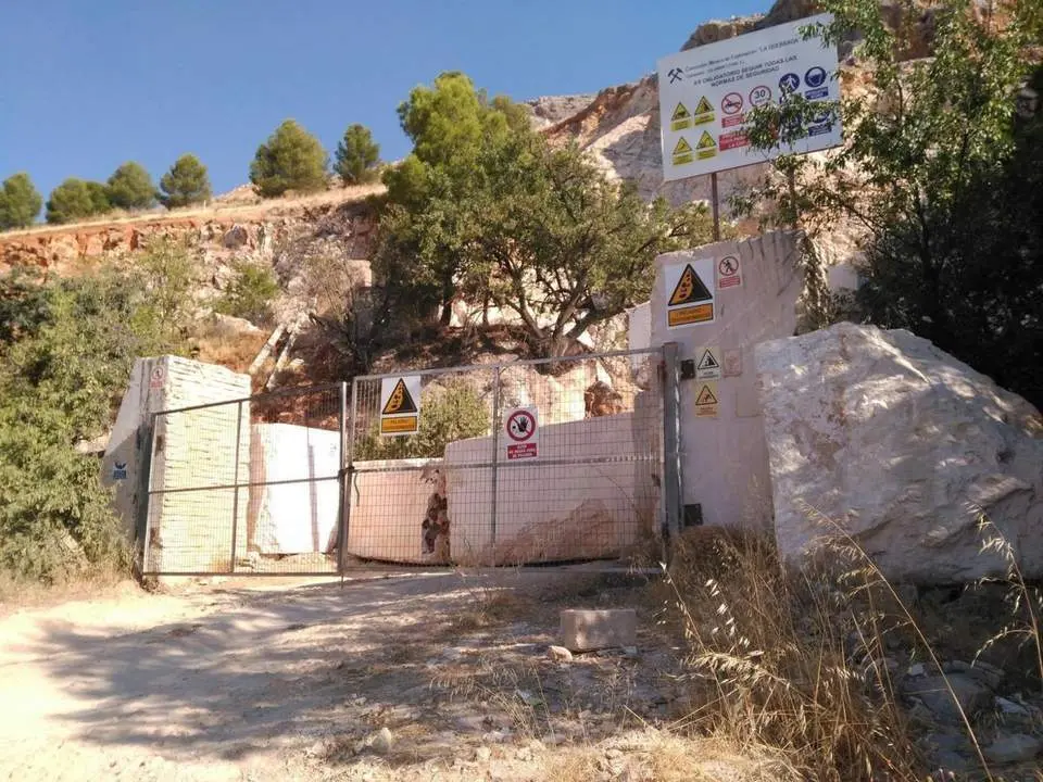 Acceso a la cantera de la Fuente de la Pe&ntilde;a.    - Viva Ja&eacute;n.