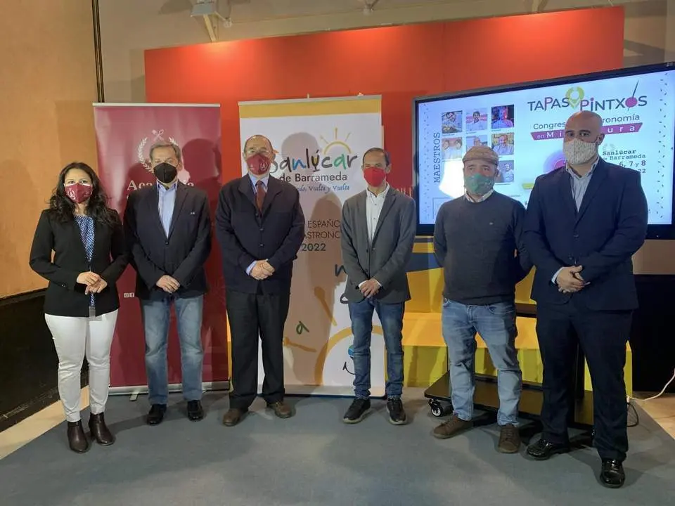 El alcalde, V&iacute;ctor Mora, junto al presidenta de la Asociaci&oacute;n de la Tapa y el Pintxo, y colaboradores del congreso. - C. Cruz
