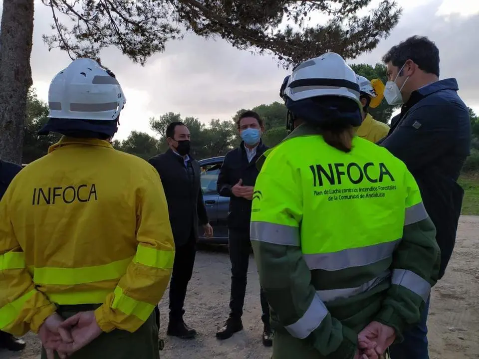 El delegado de Desarrollo Sostenible y el alcalde de Vejer visitan la zona de trabajos en el monte Las Quebradas. - J.A.