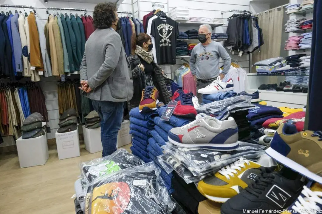 El alcalde de C&aacute;diz y la concejala de Comercio visitando una tienda en la capital - AI