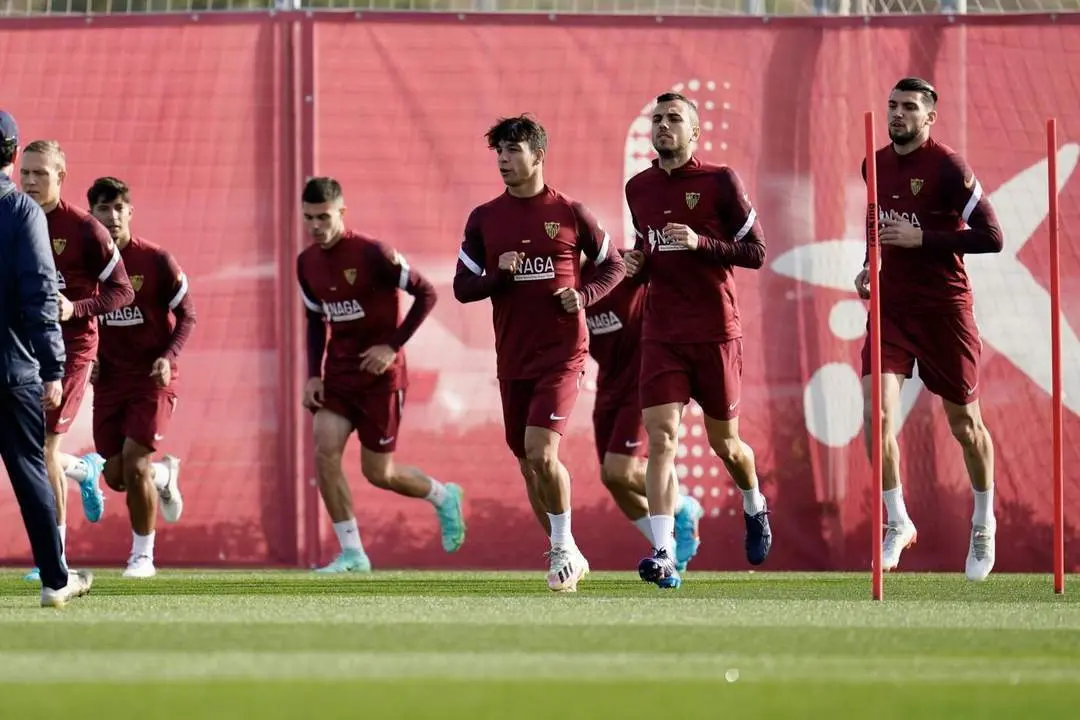 Varios futbolistas del Sevilla FC durante un entrenamiento en la ciudad deportiva Jos&eacute; Ram&oacute;n Cisneros Palacios. - sfc