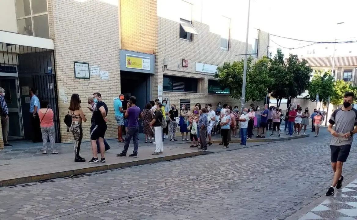 Colas en el Centro de Salud de Lebrija (Sevilla). - CCOO