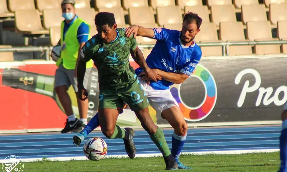 Jacobo pelea el bal&oacute;n con un futbolista del Villanovense en el partido de la priemera vuelta. - xerezdfc.com