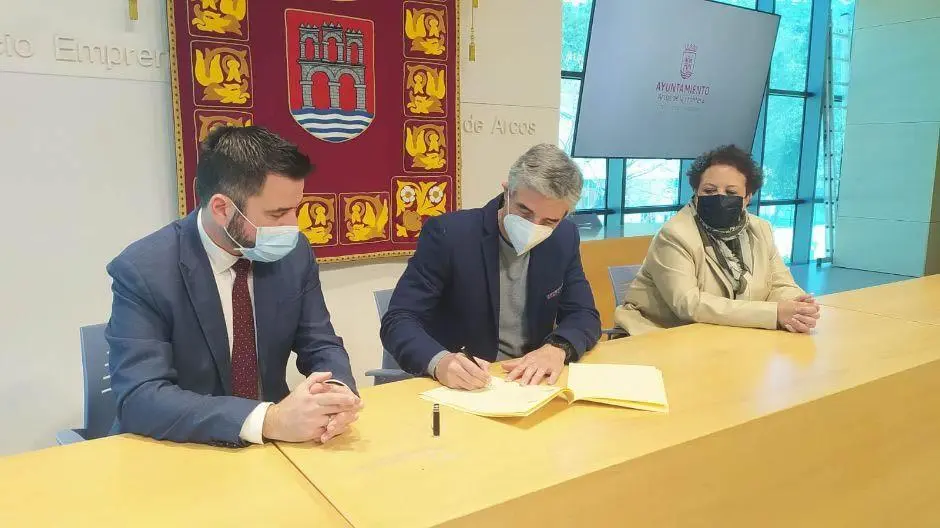 Firma del convenio que formaliza el trasladado de tres delegaciones municipales al pol&iacute;gono El Peral.  - ayuntamiento