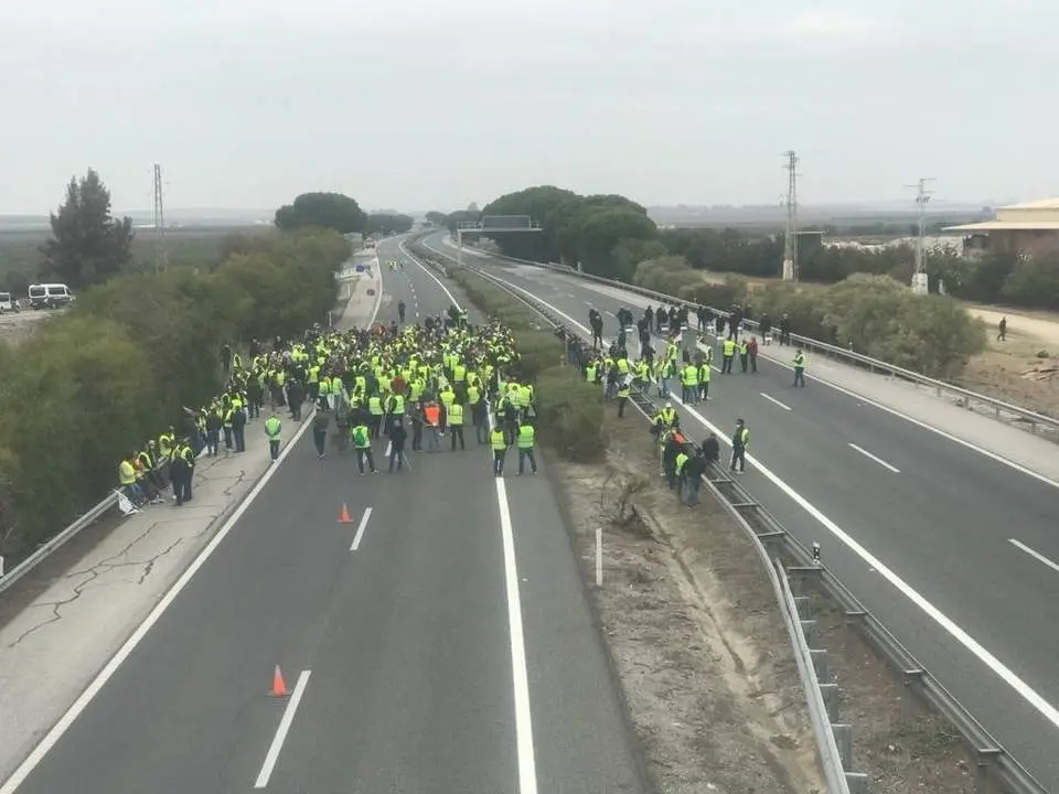 Organizaciones agrarias cortan la AP4 a la altura de El Cuervo. - EUROPA PRESS