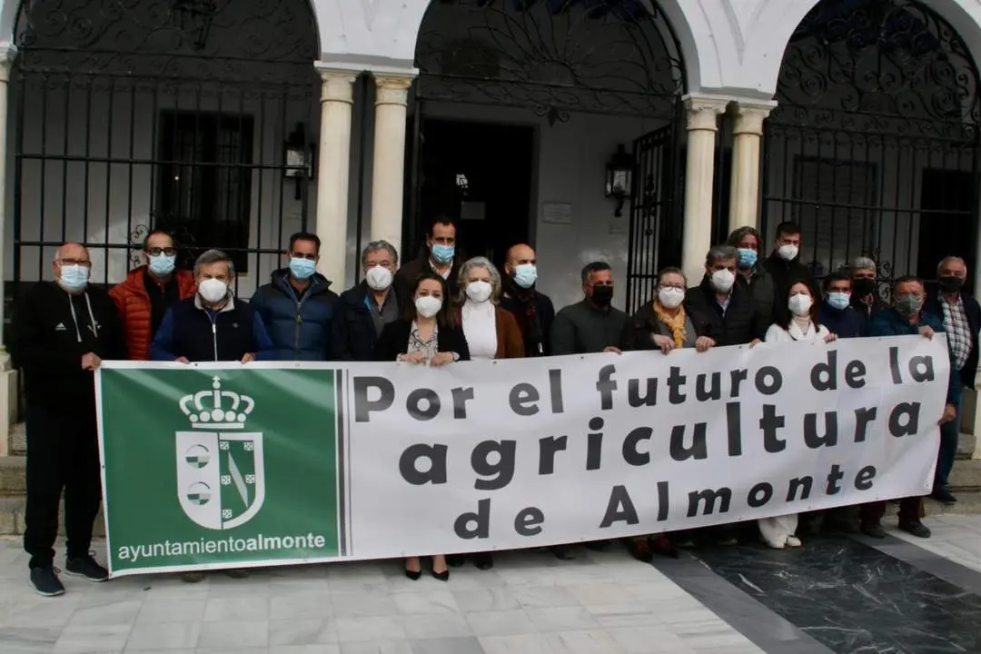 Concentraci&oacute;n ante el Ayuntamiento de Almonte por los regad&iacute;os. - VH