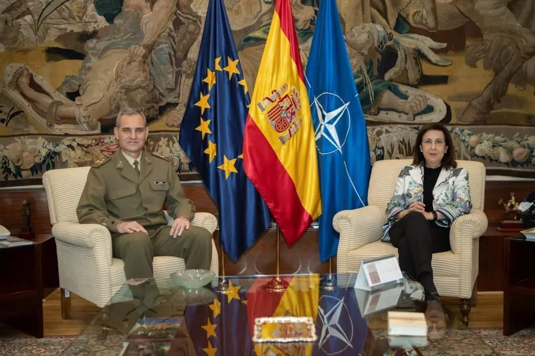 La ministra de Defensa, Margarita Robles, junto al general Aroldo L&aacute;zaro S&aacute;enz. - Ministerio de Defensa