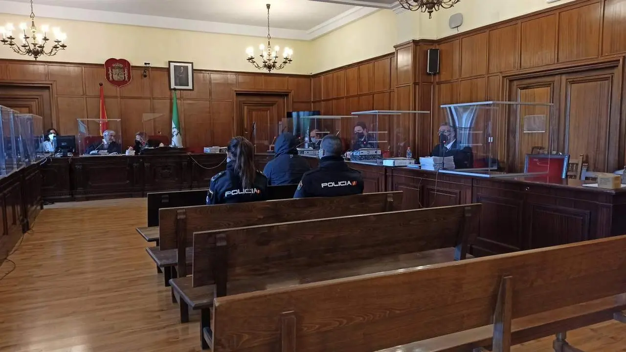 Primera sesi&oacute;n del juicio con jurado popular en la Audiencia de Sevilla. - EUROPA PRESS