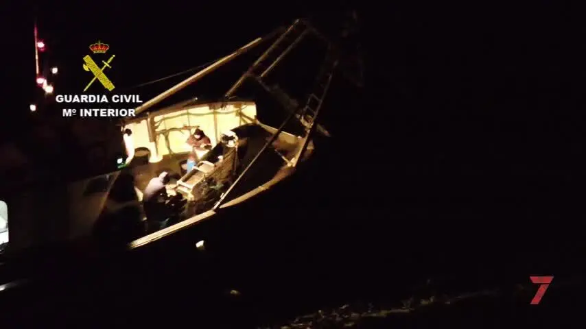 Un dron de la Guardia Civil pilla a un barco capturando chirla de forma ilegal en Do&ntilde;ana