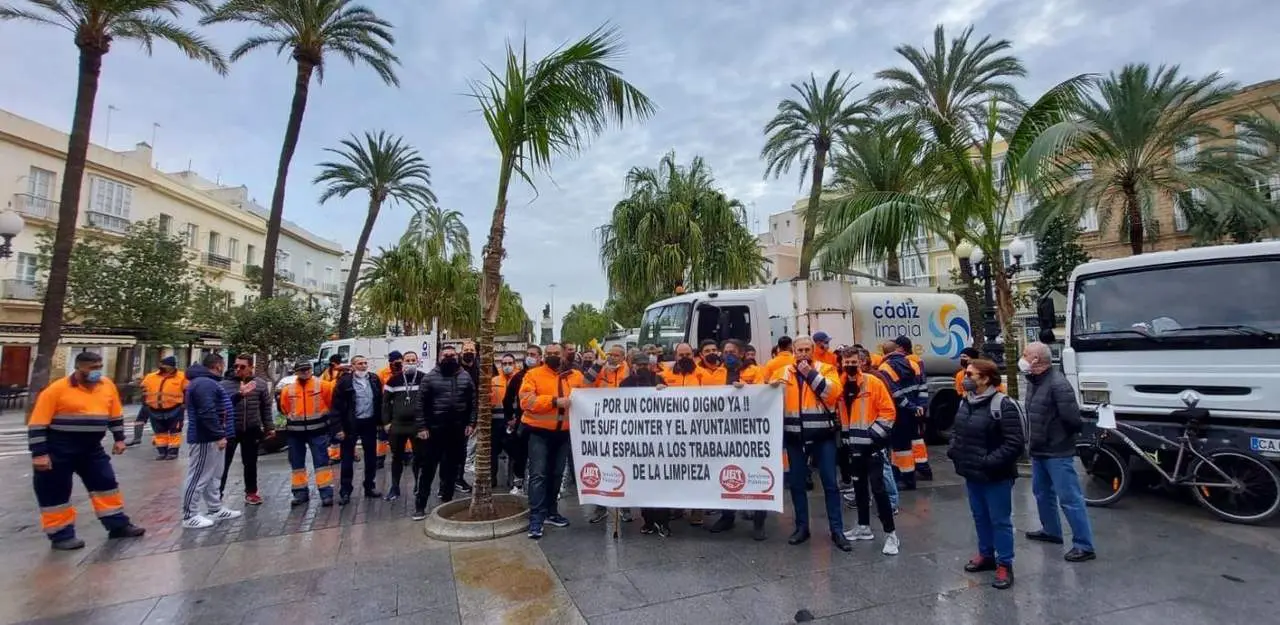 Concentraci&oacute;n de los trabajadores de la empresa de limpieza Sufi Cointer. - VIVA