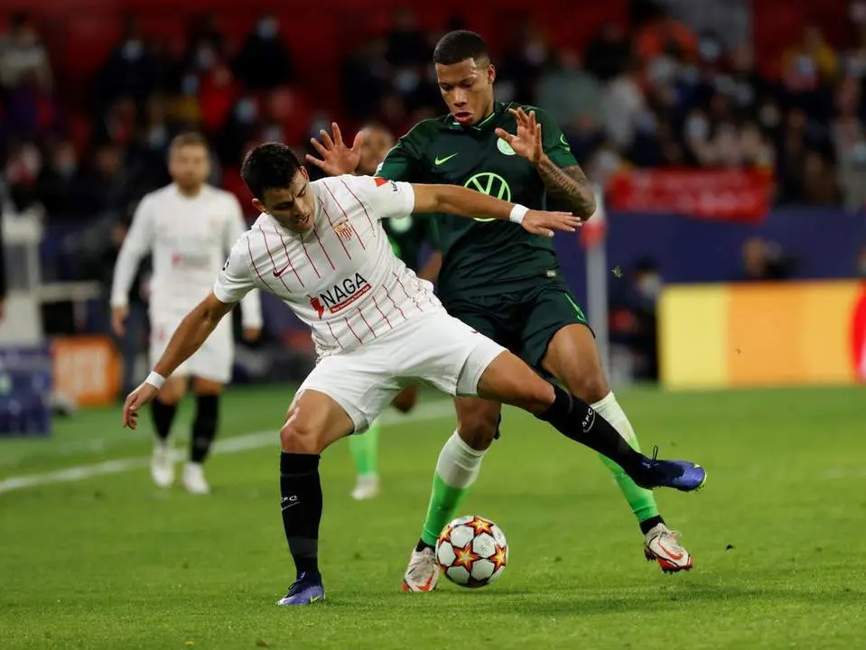 El lateral izquierdo del Sevilla, Marcos Acu&ntilde;a, contra el Wolfsburgo.  - efe