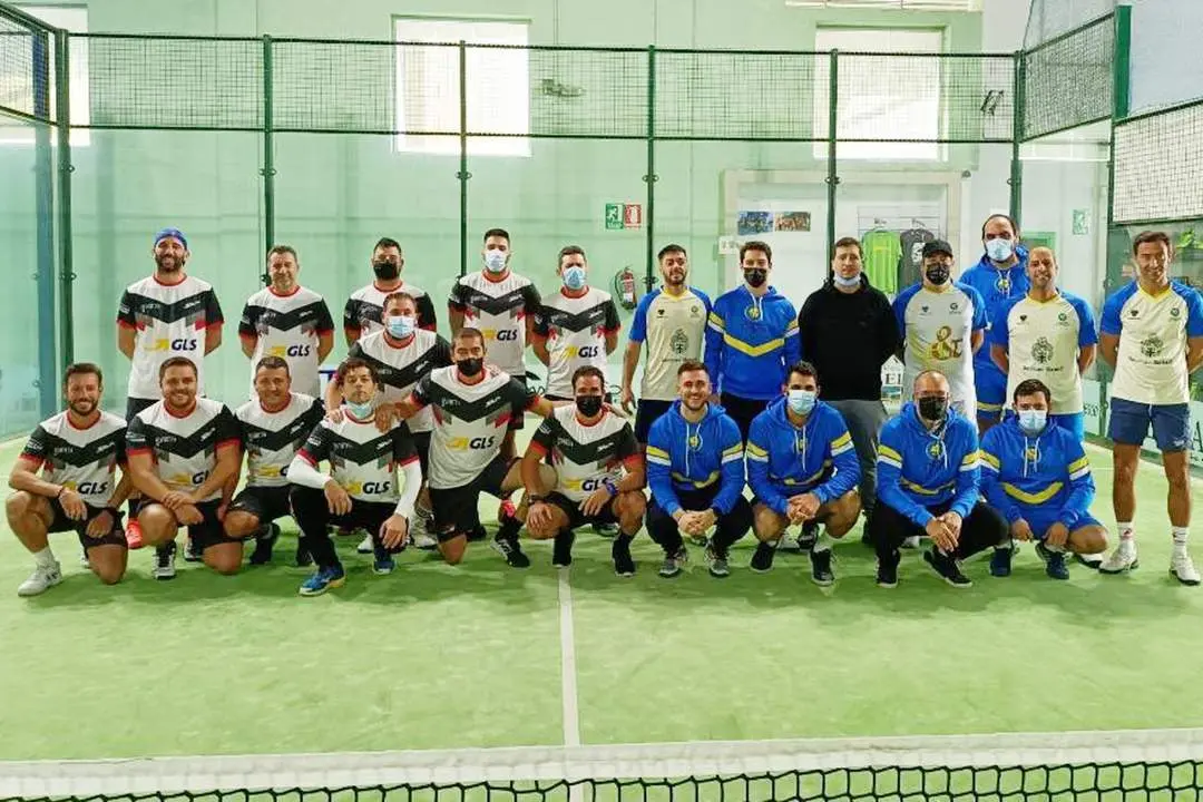 Los jugadores del GLS Padel Manzanilla Maruja y del Bodegas Bar&oacute;n El Moral B de Sanl&uacute;car antes del partido - CPMM