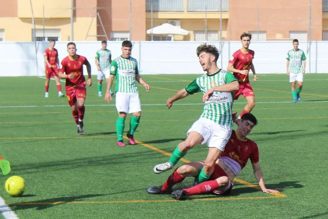 El verdiblanco Nacho cay&oacute; en mala postura en esta accion del partido - Ra&uacute;l J. Bustillos