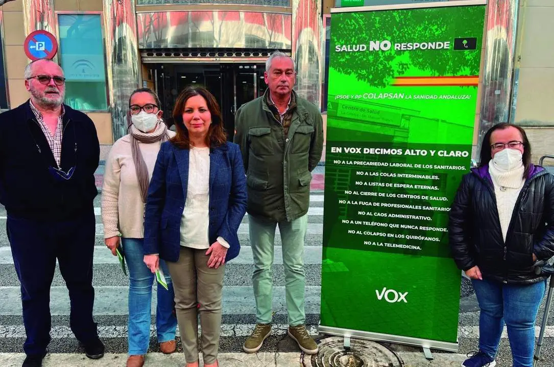 &Aacute;ngela Mulas, diputada andaluza de Vox, junto a miembros de la formaci&oacute;n en C&aacute;diz - A. bernal