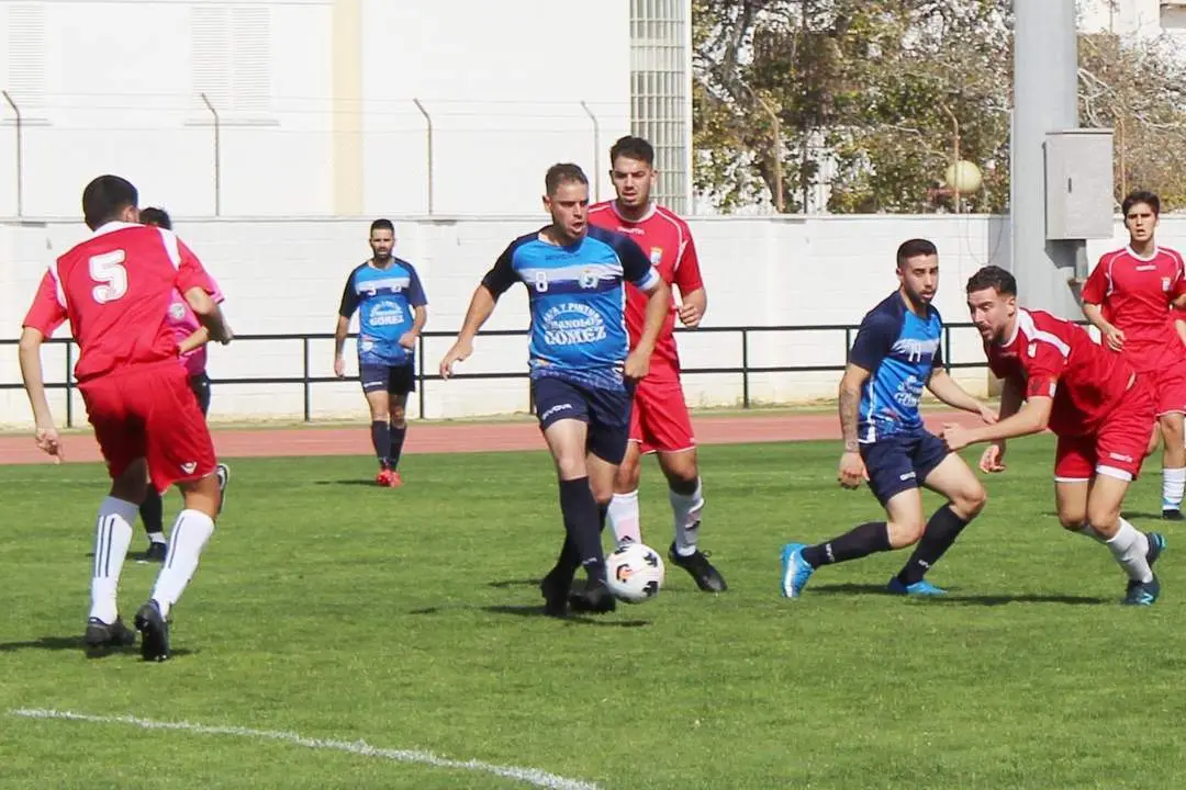 Jos&eacute; Mari controla el bal&oacute;n en esta acci&oacute;n del partido - Ra&uacute;l J. Bustillos