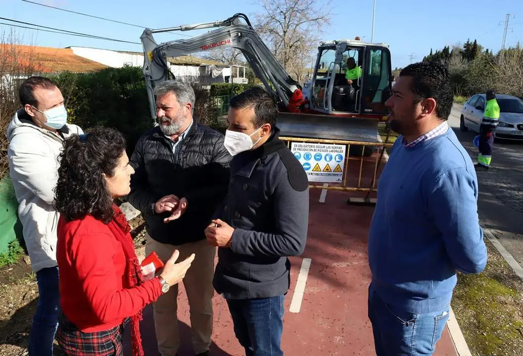 El delegado de Urbanismo y la alcaldesa ped&aacute;nea de Guadalcac&iacute;n supervisaron las obras.  - Jerez.es