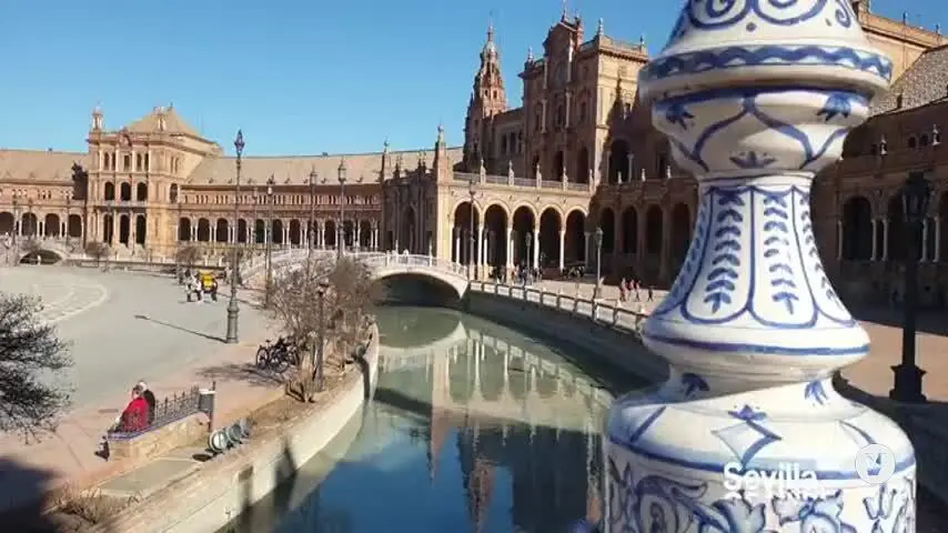 Comienza el llenado de la r&iacute;a de la Plaza de Espa&ntilde;a de Sevilla tras culminar su limpieza