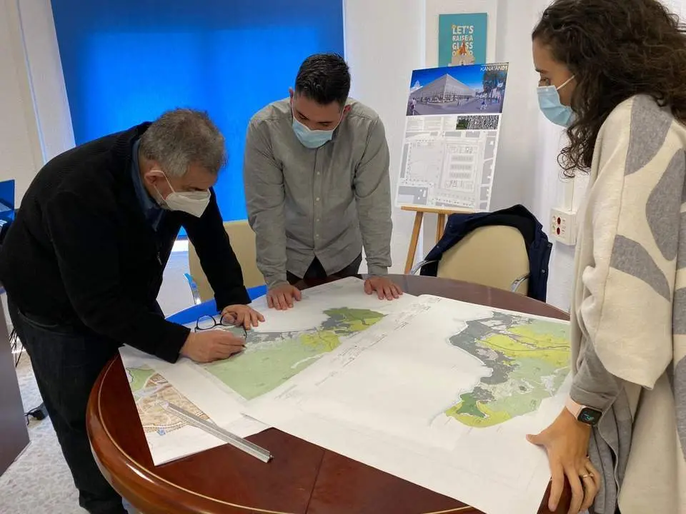 El edil de Urbanismo y los t&eacute;cnicos muncipales revisan los planos del PGOU sexitano. - 