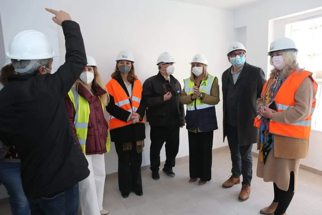 Las autoridades municipales y de la Junta, en la visita a las viviendas de la calle Doctor Mara&ntilde;&oacute;n. - VIVA