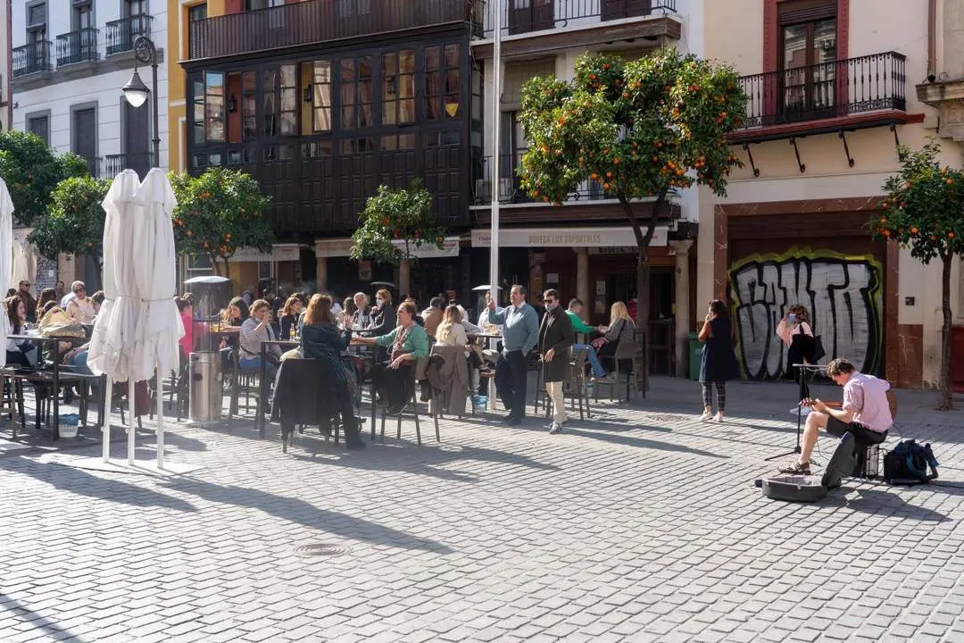 Plaza del Salvador, uno de los enclaves monumentales recogidos en la nueva ordenanza de publicidad. - EDUARDO BRIONES / EUROPA PRESS