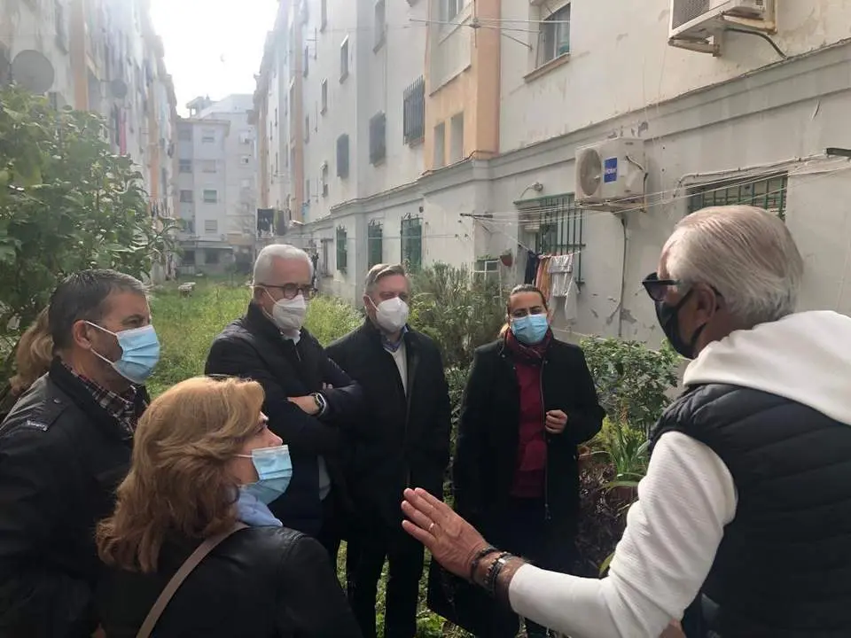 Los dirigentes socialistas, con vecinos en el Cerro del Moro. - VIVA