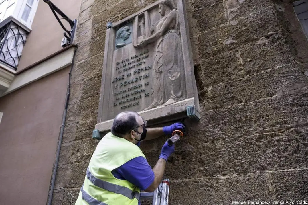 Retirada de la placa de la casa natal de Pem&aacute;n. - VIVA