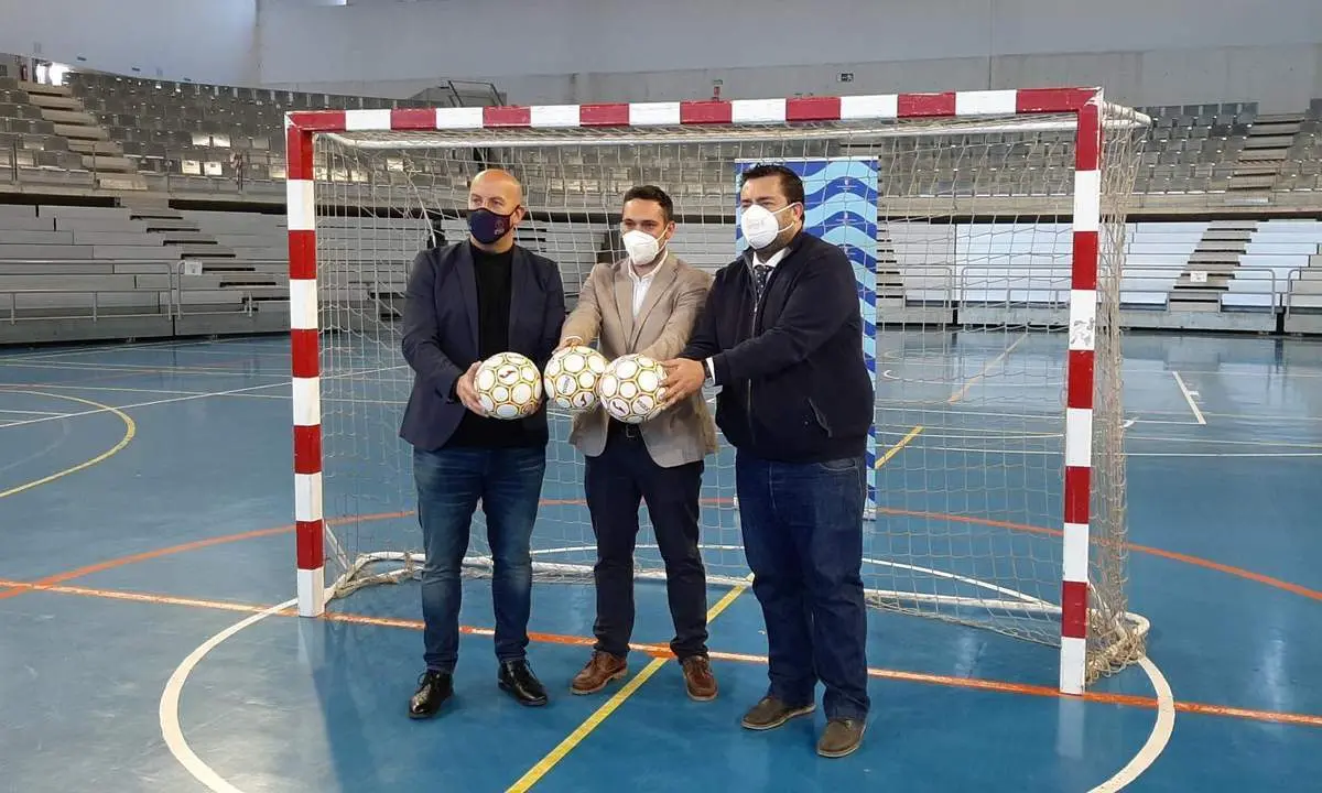 Pedro Curtido, Jes&uacute;s Alba y Jaime Armario, durante la presentaci&oacute;n de la Supercopa de F&uacute;tbol Sala en el Palacio de Deportes. - Viva Jerez