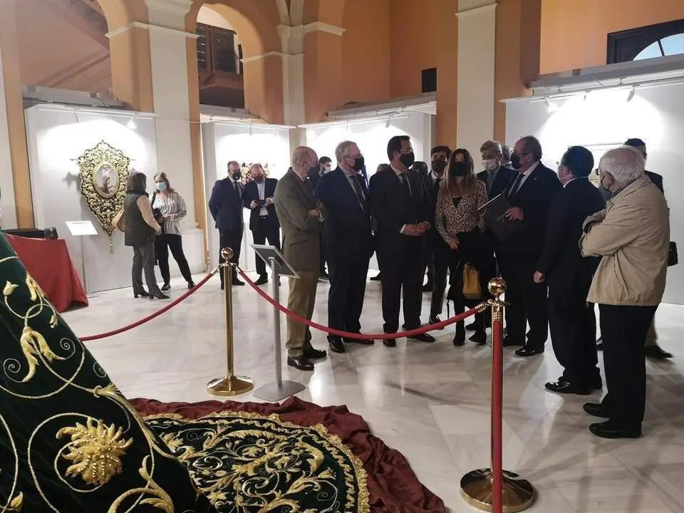 Un momento de la inauguraci&oacute;n de la muestra. - Ayto