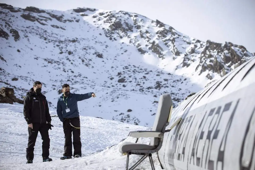 El presidente de la Junta de Andaluc&iacute;a y el director de cine Juan Antonio Bayona, en Sierra Nevada. - Junta