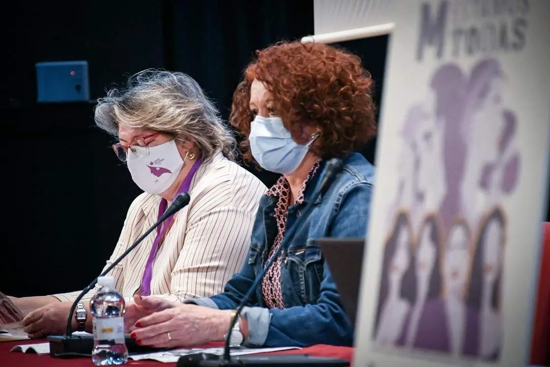 La delegada municipal de Igualdad, Adela Casta&ntilde;o, la primera por la derecha.  - AYTO SEVILLA.