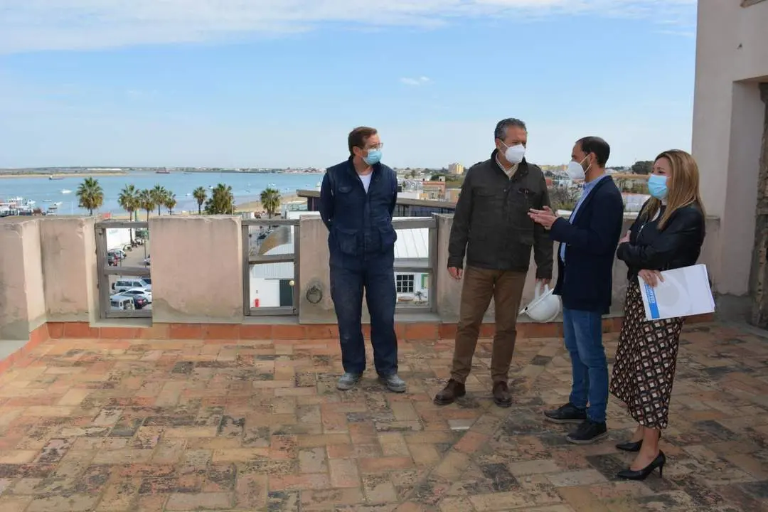 El alcalde, V&iacute;ctor Mora, ha visitado esta ma&ntilde;ana el Castillito de Bajo de Gu&iacute;a, con la delegada de Urbanismo, Ana Sumariva. - C. Cruz