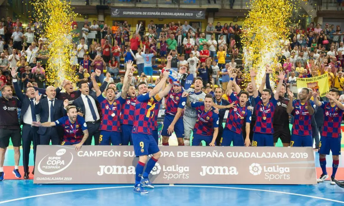 El Bar&ccedil;a Futsal levanta la Supercopa de Espa&ntilde;a la &uacute;ltima vez que la gan&oacute;, en 2019. - LNFS