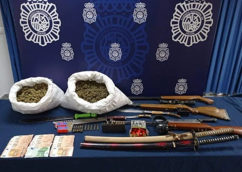 Material incautado a la banda dedicada a robar con violencia a j&oacute;venes cuando estaban en sus veh&iacute;culos en zonas apartadas o solitarias de la ciudad.  - POLIC&Iacute;A NACIONAL