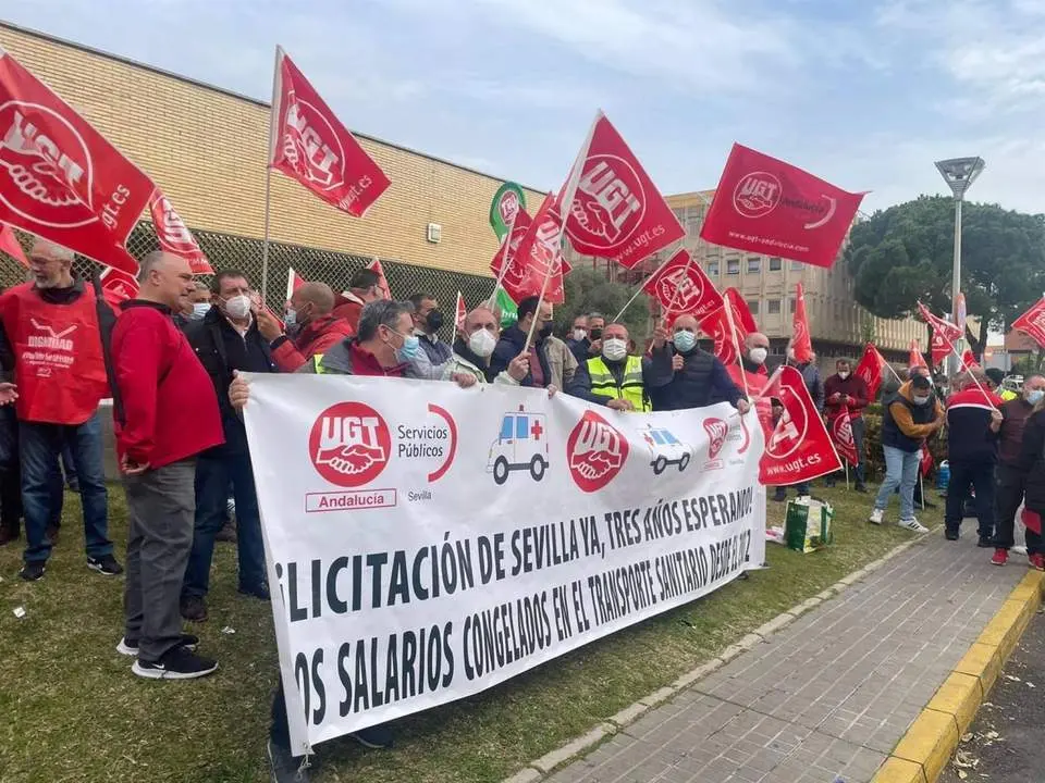 Protestas de trabajadores del transporte sanitario a las puertas del Edificio de Gobierno del Virgen del Roc&iacute;o.  - UGT SEVILLA