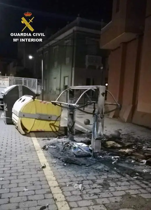 Contenedos calcinado. - GUARDIA CIVIL