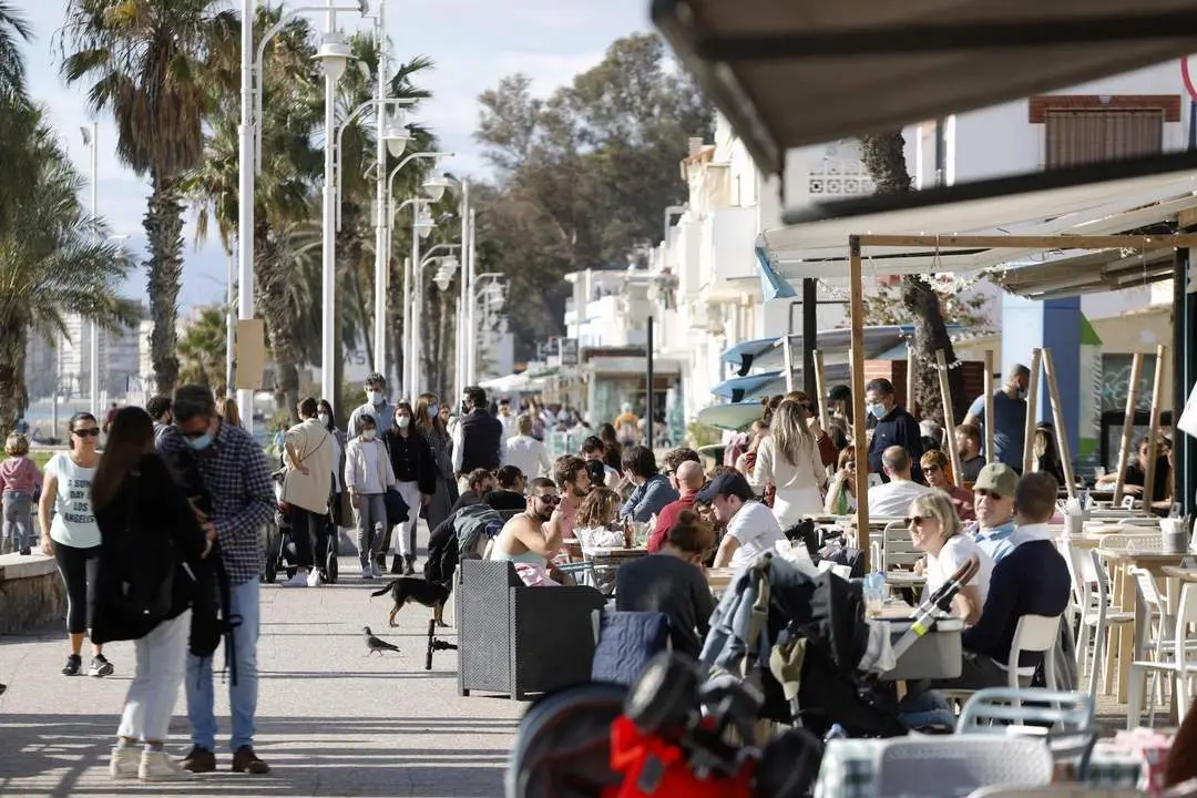 Malague&ntilde;os, turistas y visitantes llenan las calles de M&aacute;laga. - Europa Press
