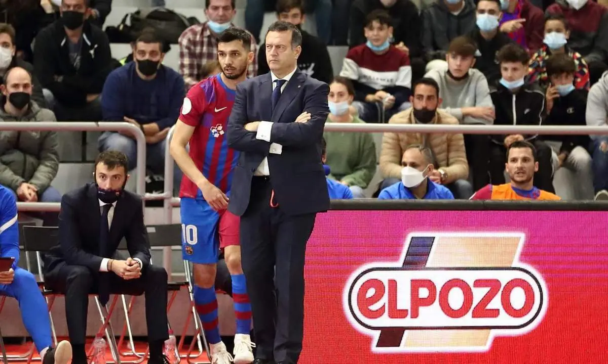 Jes&uacute;s Velasco, en el banquillo del Palacio de Deportes de Jerez en la semifinal de la Supercopa. - RFEF