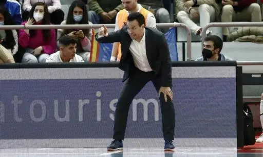 Diego Giustozzi, dando indicaciones a sus jugadores en el Palacio de Deportes de Jerez. - RFEF