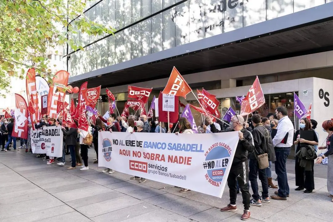 Un grupo de empleados del Banco Sabadell durante una concentraci&oacute;n contra el ERE. - Europa Press