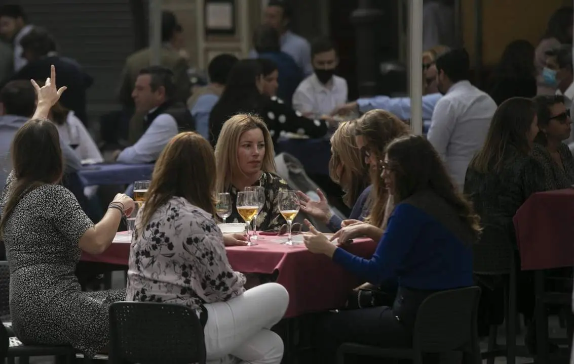 Personas en una terraza de Sevilla. - Ayto