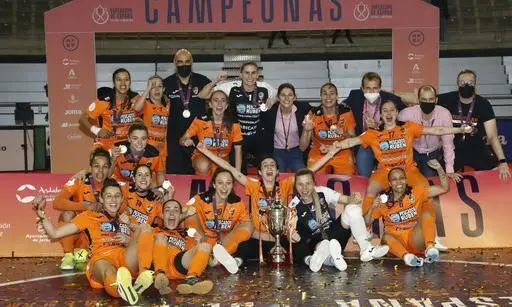 Pescados Rub&eacute;n Burela posa con la copa de campeonas. - RFEF