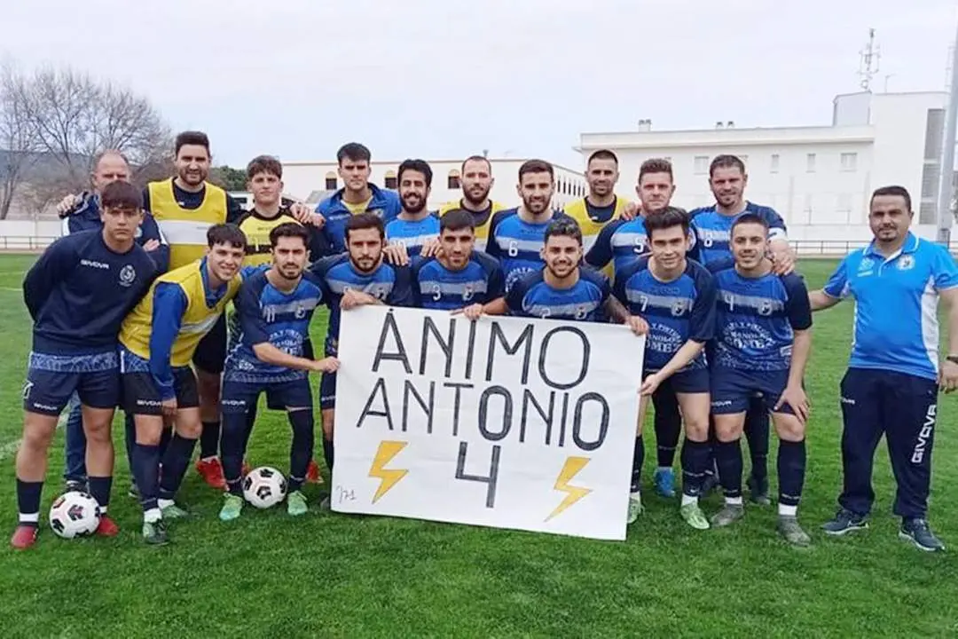 Bonito detalle de la Divina Pastora en apoyo a Antonio D&iacute;az, jugador del Rayo Sanluque&ntilde;o - Ra&uacute;l J. Bustillos