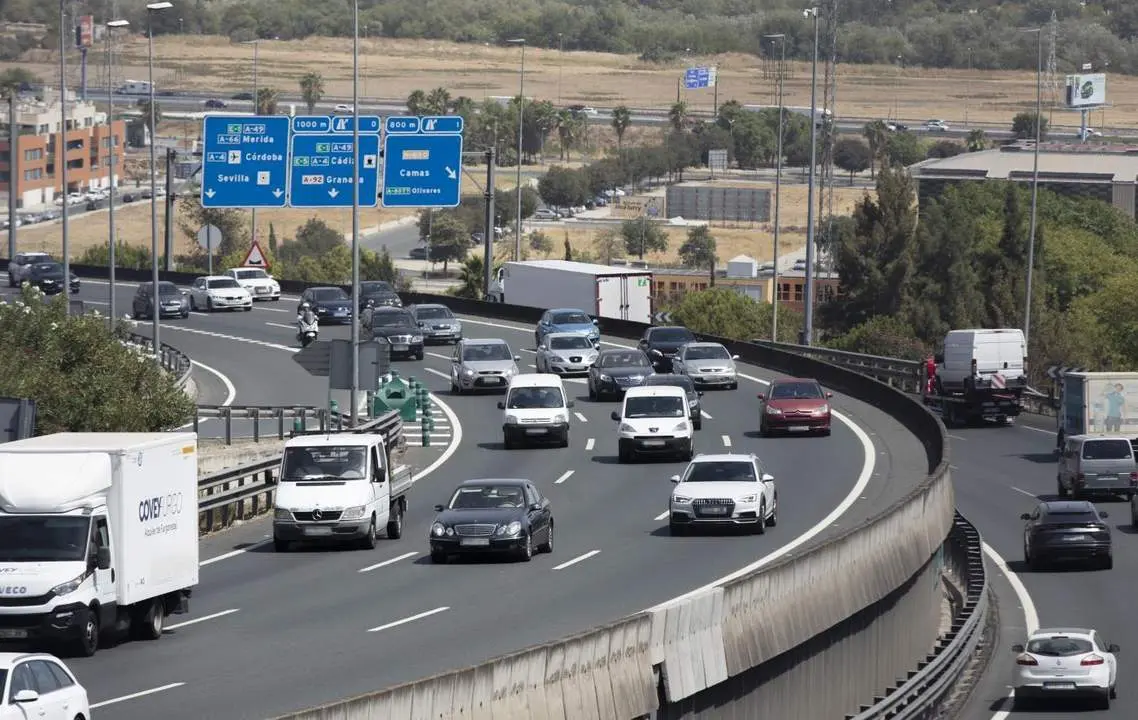 La autov&iacute;a A-49 a su paso por Camas. - Archivo
