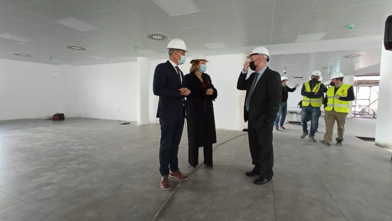 Jos&eacute; Pacheco, la izquierda, visitando el nuevo edificio de la Seguridad Social de Jerez.  - F. L&oacute;pez