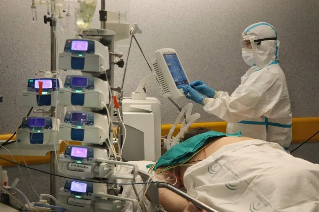 Un paciente con covid en la UCI del Hospital Reina Sof&iacute;a. - Europa Press