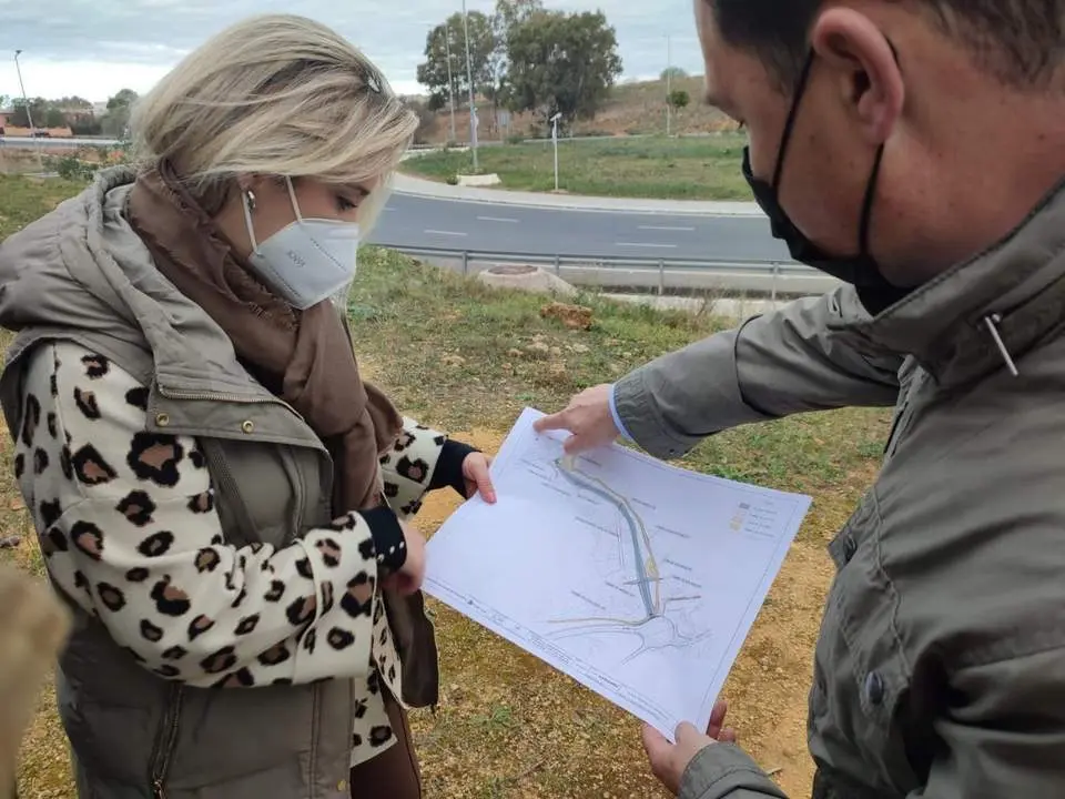 La alcaldesa de Alcal&aacute; de Guada&iacute;ra, Ana Isabel Jim&eacute;nez, y el delegado de Urbanismo, Jes&uacute;s Mora, han presentado el proyecto del vial intermedio.  - AYUNTAMIENTO DE ALCAL&Aacute; DE GUADA&Iacute;RA