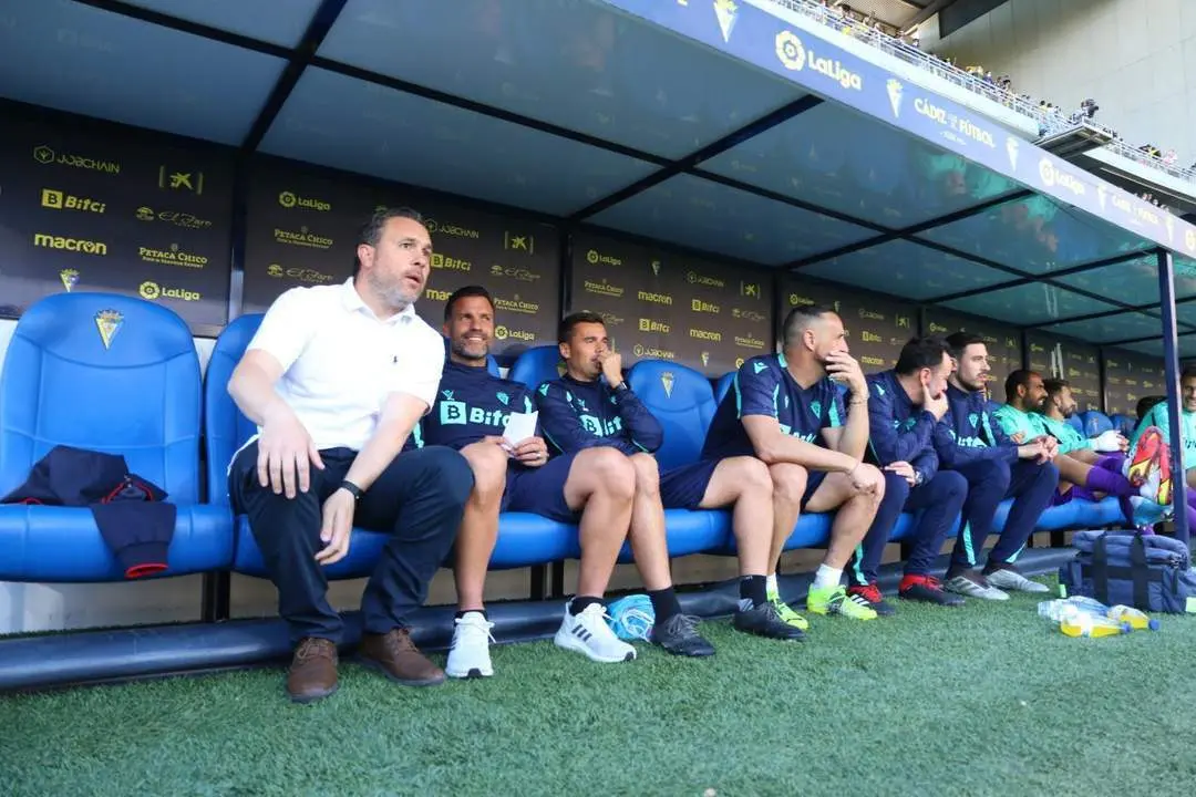Sergio Gonz&aacute;lez en el banquillo del C&aacute;diz CF. - Trekant Media
