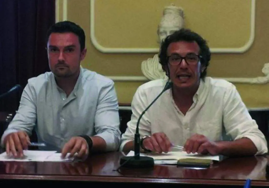 El alcalde, Jos&eacute; Mar&iacute;a Gonz&aacute;lez, &lsquo;Kichi&rsquo;, con el tercer teniente de alcalde, de Ganar C&aacute;diz, Mart&iacute;n Vila.  - VIVA