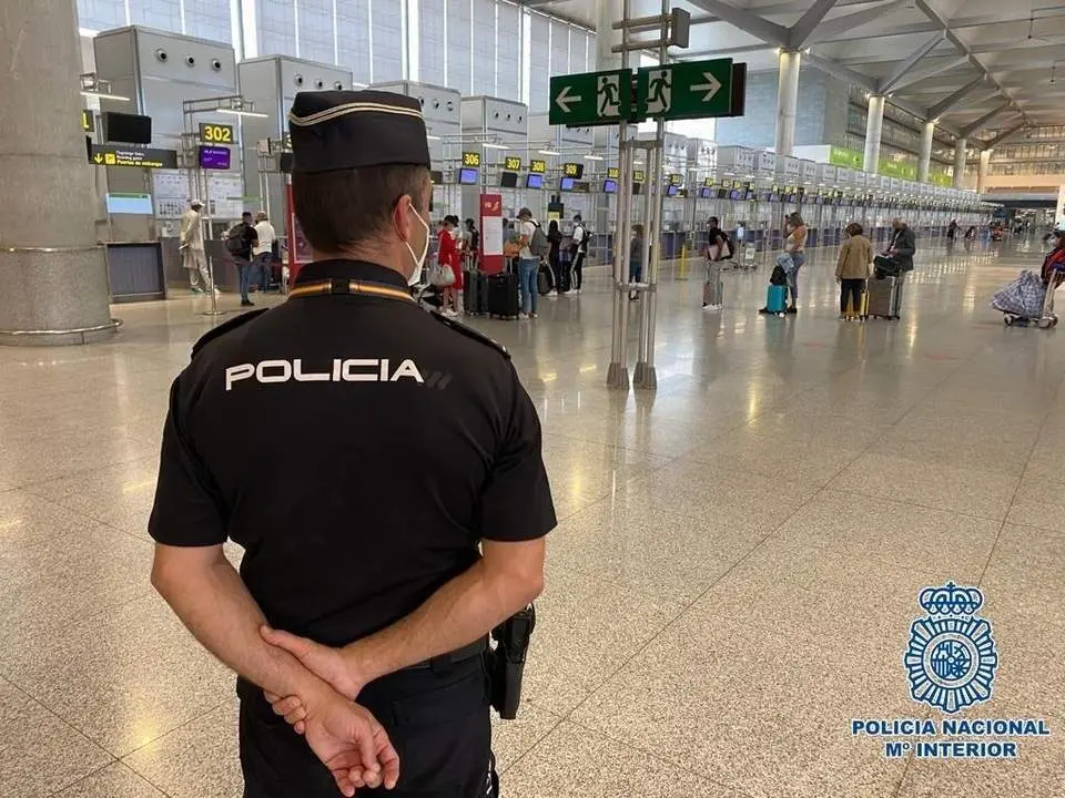 Un agente de la Polic&iacute;a Nacional en el aeropuerto de M&aacute;laga-Costa del Sol. - CNP
