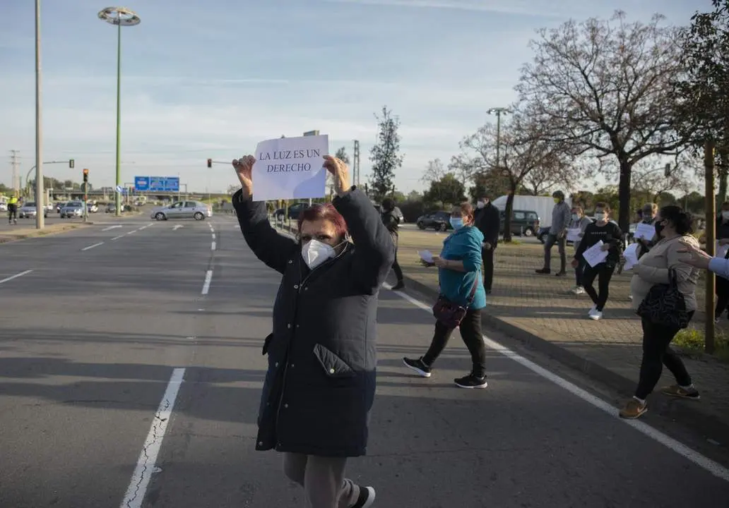 Vecinos durante una manifestaci&oacute;n en el Pol&iacute;gono Sur en protesta por las repetidas interrupciones en el suministro energ&eacute;tico, en foto de archivo.  - MAR&Iacute;A JOS&Eacute; L&Oacute;PEZ / EUROPA PRESS